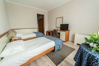Отель Hotel Trotuş Онешти Улучшенный двухместный номер с 2 отдельными кроватями-1