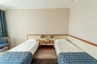 Отель Hotel Trotuş Онешти Улучшенный двухместный номер с 2 отдельными кроватями-2