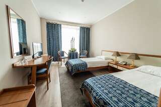 Отель Hotel Trotuş Онешти Улучшенный двухместный номер с 2 отдельными кроватями-3