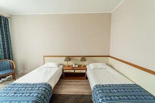 Отель Hotel Trotuş Онешти Улучшенный двухместный номер с 2 отдельными кроватями-4